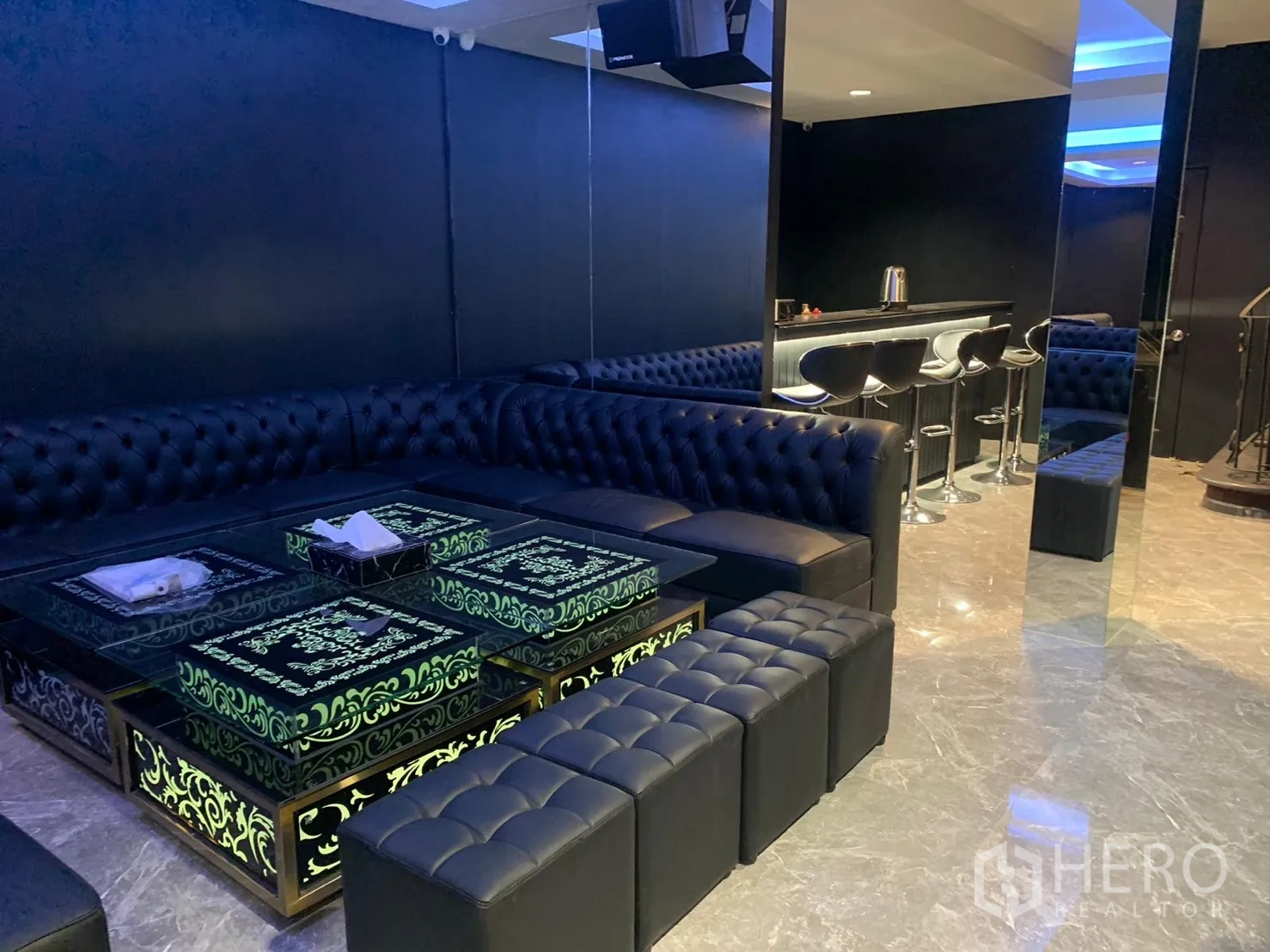 อาคารพาณิชย์ ให้เช่าในBangkok - โซฟาเชสเตอร์ฟิลด์พร้อมโต๊ะกระจกลายเรืองแสง ข้างเคาน์เตอร์บาร์