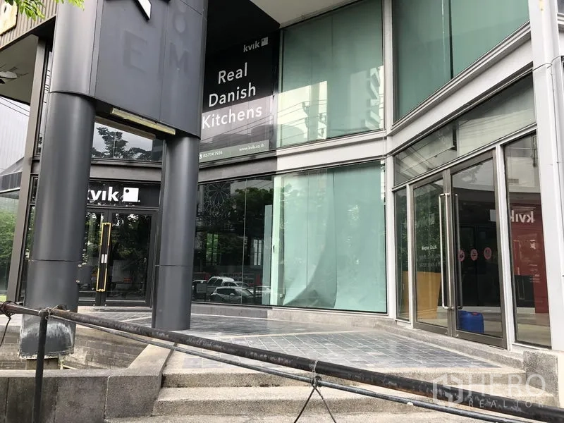พื้นที่ขายปลีก ให้เช่าในWatthana, Bangkok - มุมทางเข้าหน้าร้านกระจก ประตูกระจกคู่ บันไดกว้าง และหน้าต่างโชว์สินค้า