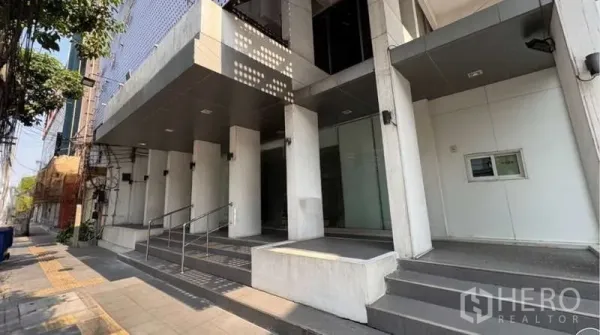 独立商业地产 出租在Khlong Toei, Bangkok - 独栋建筑玻璃立面入口，带台阶与无障碍坡道，位于空堤区。