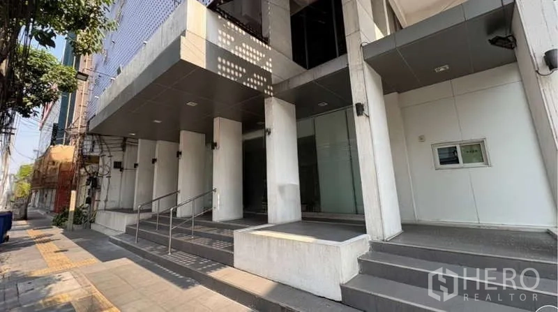 独立商业地产 出租在Khlong Toei, Bangkok - 独栋建筑玻璃立面入口，带台阶与无障碍坡道，位于空堤区。