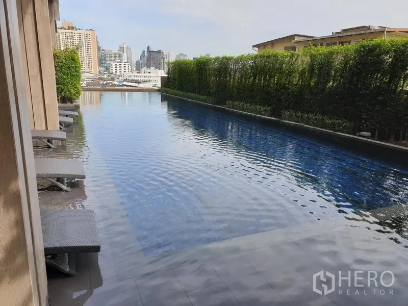 คอนโด ให้เช่าในWatthana, Bangkok - สระว่ายน้ำแบบลากยาว พร้อมเตียงอาบแดดและแนวพุ่มไม้ วิวเมืองเป็นฉากหลัง