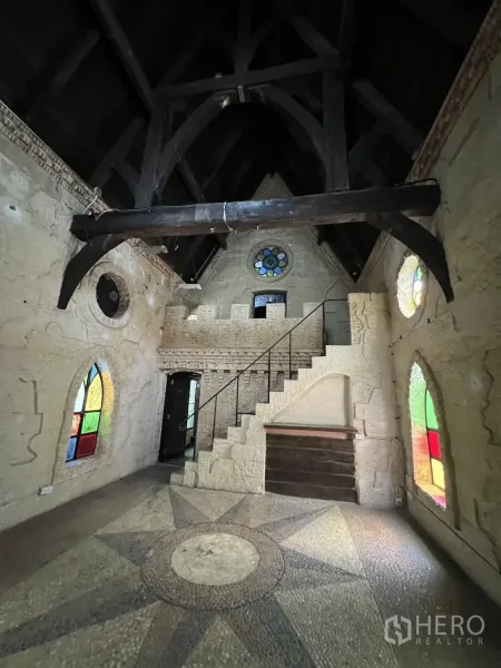 零售空间 出租在Watthana, Bangkok - 挑高双层门厅，木梁、石阶与罗盘图案马赛克地面。