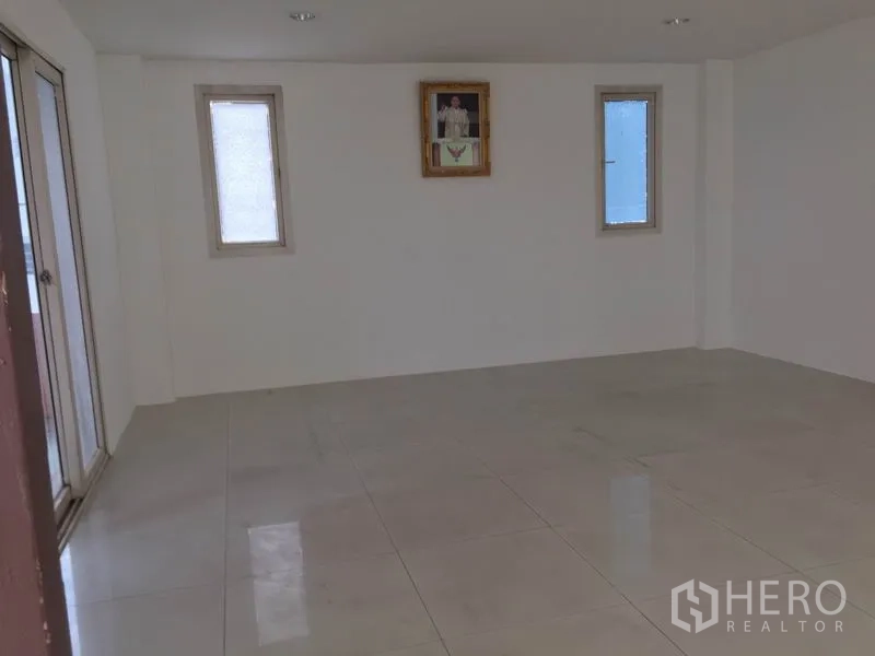 โรงงาน ให้เช่าในLam Luk Ka, Pathum Thani - ห้องออฟฟิศว่าง พื้นกระเบื้อง หน้าต่างบานแคบสองบาน รับแสงธรรมชาติ