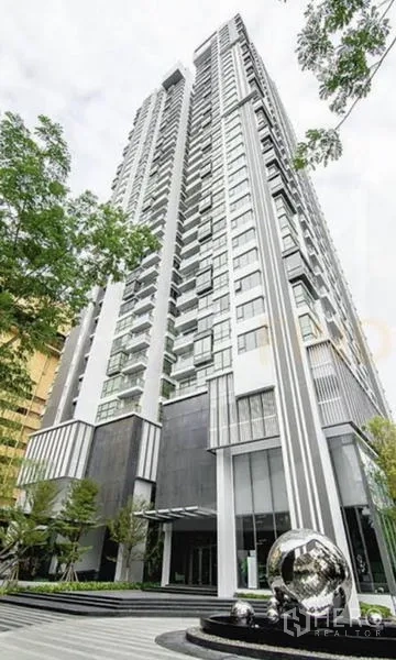 คอนโด ให้เช่าในKhlong Toei, Bangkok - อาคารคอนโดมิเนียมไฮไรส์สไตล์โมเดิร์น ด้านหน้าโครงการจัดสวนสวย