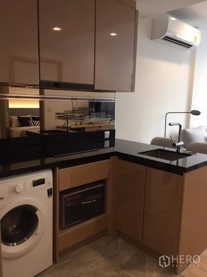 คอนโด ให้เช่าในWatthana, Bangkok - ครัวบิวท์อินท็อปหินสีดำ พร้อมเครื่องซักผ้าและตู้บานเงา