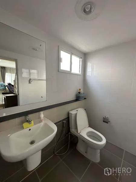 บ้าน ขายในSai Mai, Bangkok - ห้องน้ำชั้นล่างพร้อมหน้าต่าง อ่างล้างหน้า และโถสุขภัณฑ์