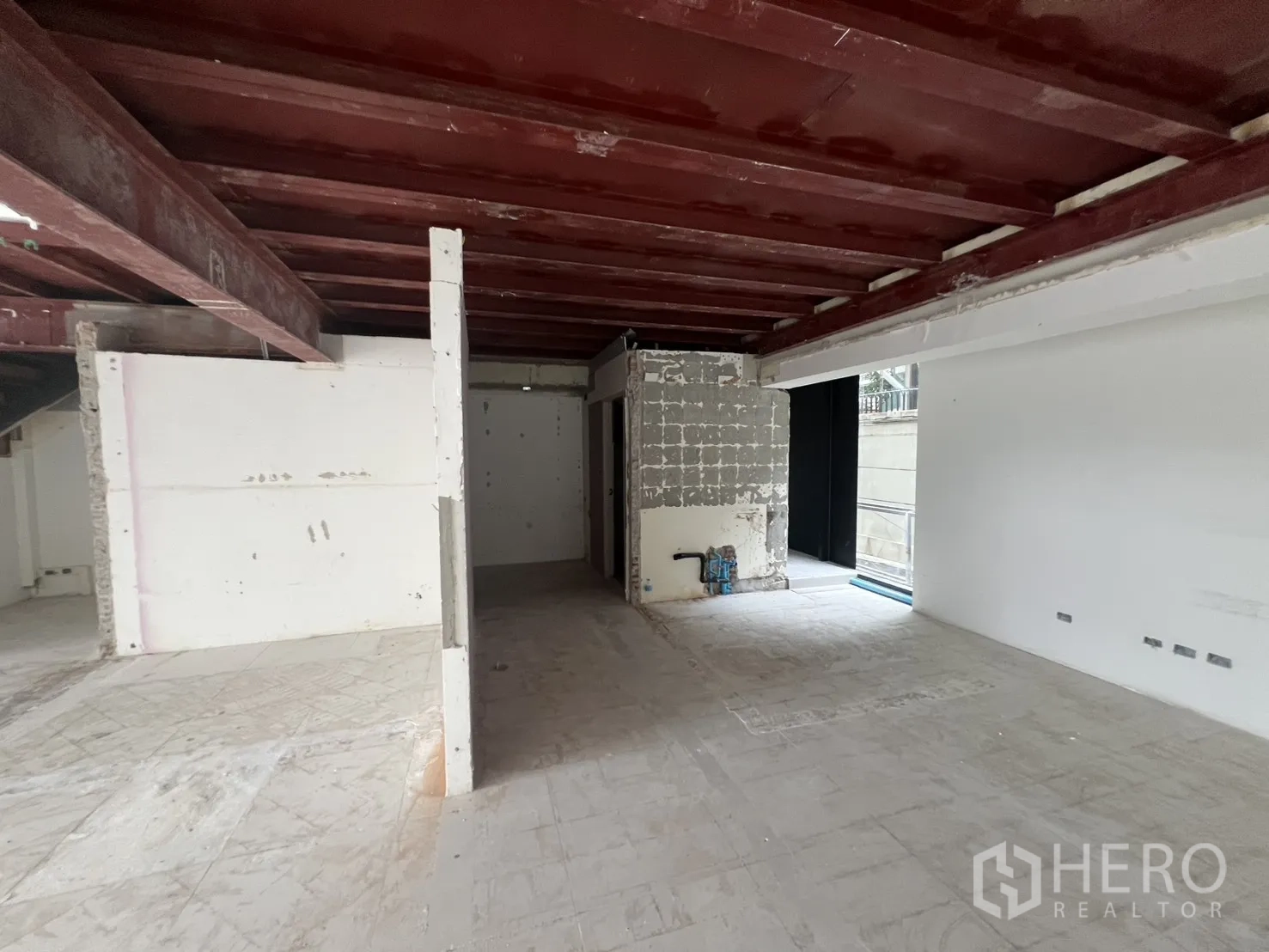 พื้นที่ขายปลีก ให้เช่าในWatthana, Bangkok - พื้นที่ใต้ชั้นลอย จุดงานระบบท่อและผนังบริการ สภาพเปลือก