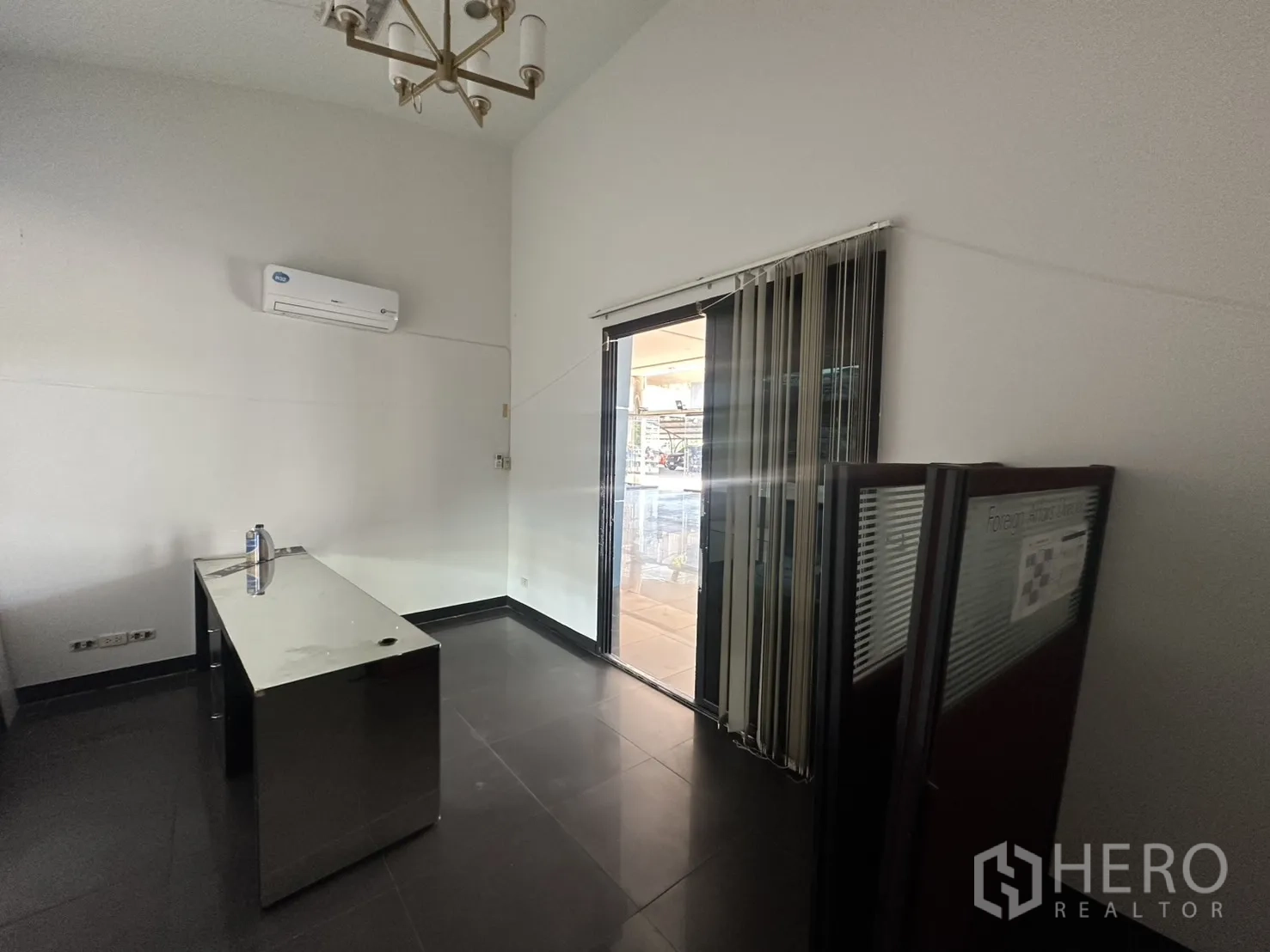 展厅 for rent in Suan Luang, Bangkok - 经理办公室，带空调与通往展厅的玻璃门。
