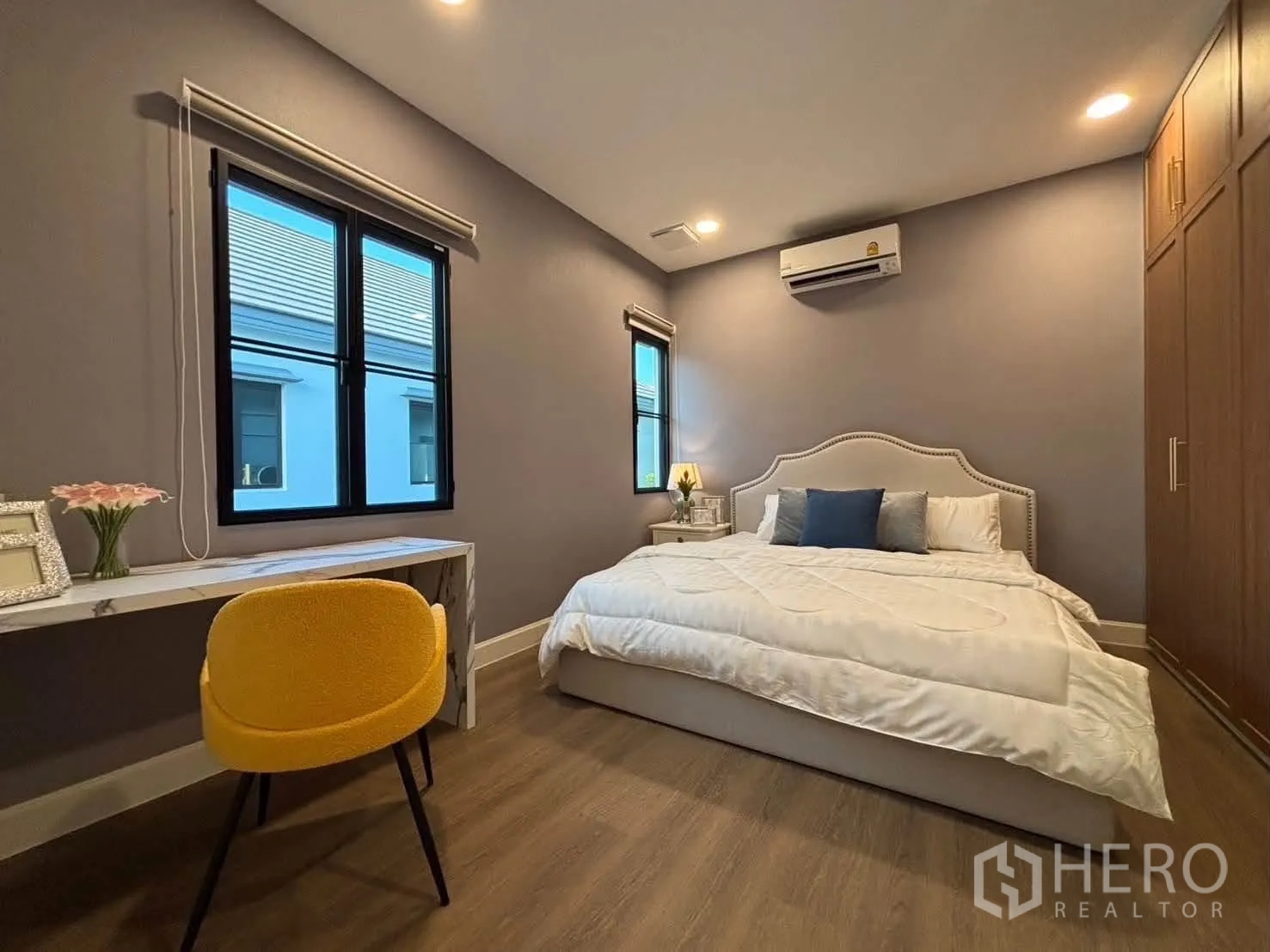独栋房屋 for rent in Saphan Sung, Bangkok - 卧室配嵌入式衣柜、书桌与黄色椅子。