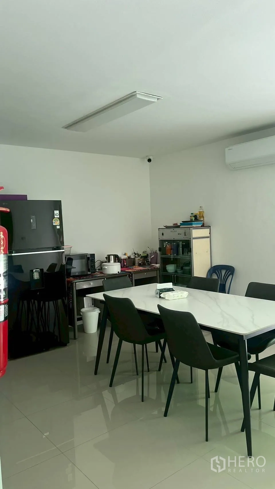 家庭办公室 for rent in Wang Thonglang, Bangkok - 茶水间配餐桌、黑色冰箱和小家电。