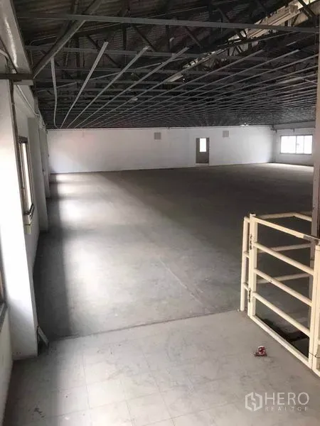 工厂 出租在Bang Bua Thong, Nonthaburi - 宽敞开放楼层，金属屋架与墙面窗户