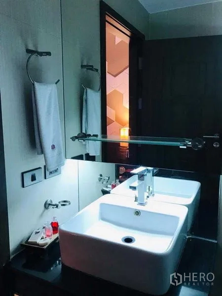 店屋 出租在Watthana, Bangkok - 现代浴室，双方形台盆与大镜面