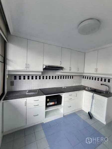 คอนโด ให้เช่าในWatthana, Bangkok - ห้องครัวรูปตัว U โทนขาว เคาน์เตอร์หินสีดำ และผนังกระเบื้อง