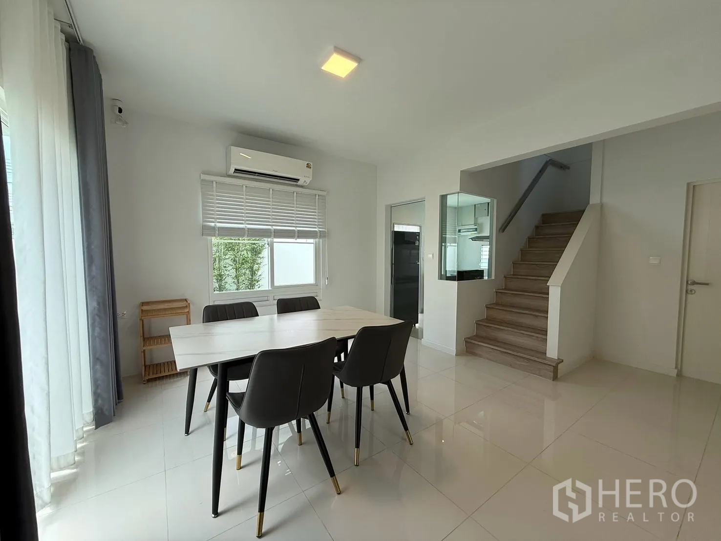 บ้านเดี่ยว for rent in Bang Phli, Samut Prakan - โซนรับประทานอาหารเชื่อมบันไดและประตูทางเข้าครัว พื้นกระเบื้องเงา