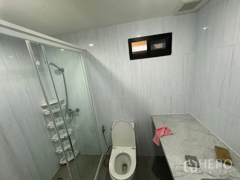 คอนโด ให้เช่าในWatthana, Bangkok - ห้องน้ำสว่างพร้อมตู้กระจกอาบน้ำ เคาน์เตอร์หินอ่อน และช่องหน้าต่างระบายอากาศ