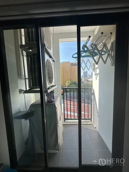 คอนโด ขายในKhlong Toei, Bangkok - ระเบียงพร้อมราวกันตก คอมเพรสเซอร์แอร์ และราวตากผ้า พร้อมวิวเมือง