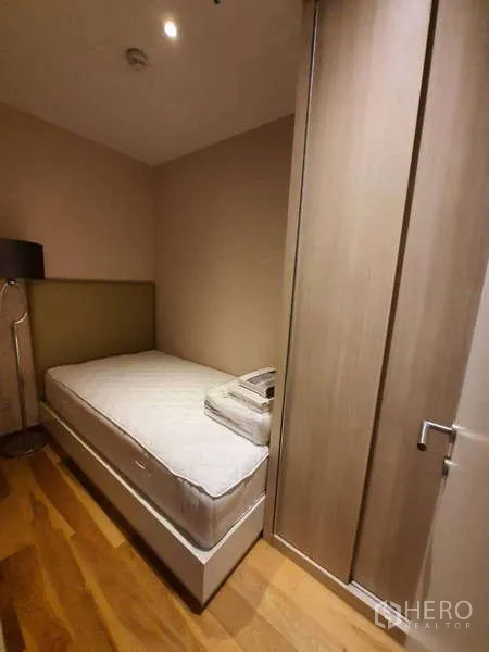公寓 出售在Watthana, Bangkok - 紧凑的第三卧室，单人床、内置衣柜与木地板。