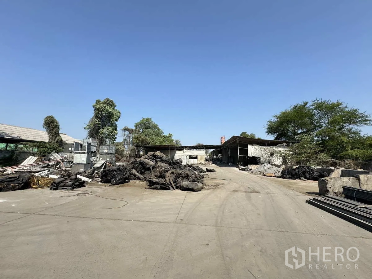 工厂 出租在Lat Lum Kaeo, Pathum Thani - 宽大片场地，带棚屋、树木和工业储区