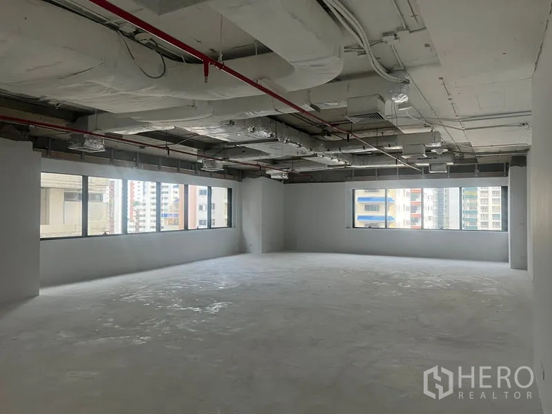 สำนักงาน ให้เช่า - ชั้นสำนักงานผนังสีขาวกว้าง พร้อมหน้าต่างพาโนรามามองเห็นตึกสูงโดยรอบ