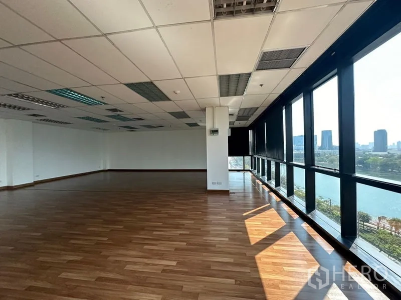 สำนักงาน ให้เช่าในWatthana, Bangkok - มุมทำงานพร้อมหน้าต่างเต็มบาน มองเห็นวิวเมืองและทะเลสาบ
