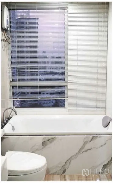 คอนโด ให้เช่าหรือขาย - ห้องน้ำมีอ่างอาบน้ำลายหินอ่อน มู่ลี่ และวิวเมือง