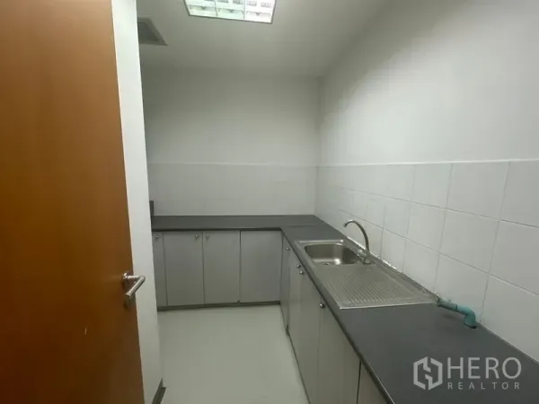 สำนักงาน ให้เช่าในPhaya Thai, Bangkok - แพนทรีสำนักงานขนาดกะทัดรัด มีอ่างล้างจาน เคาน์เตอร์สีเทาและผนังกระเบื้องสีขาว
