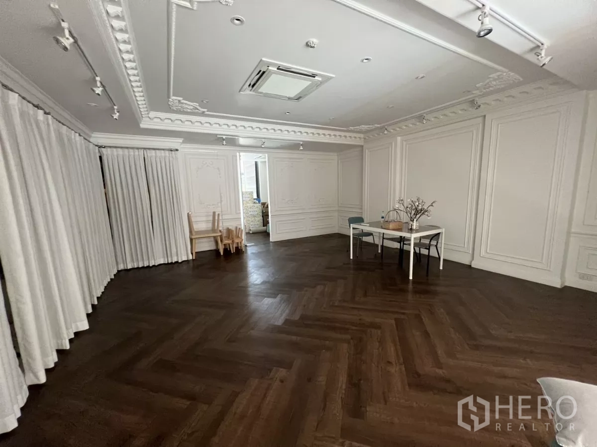 Retail Space for rent in Watthana, Bangkok - Multipurpose upper room with curtains, ornate ceiling and flexible open layout.
