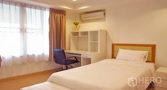อพาร์ทเมนท์ ให้เช่าในKhlong Toei, Bangkok - ห้องนอนที่สองเตียงเดี่ยว โต๊ะทำงาน ชั้นวาง และแอร์แขวนผนัง