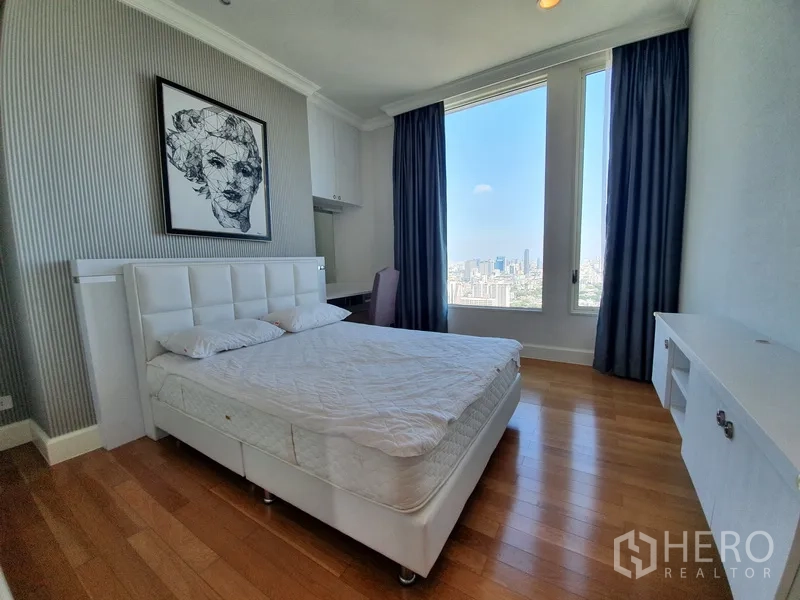 คอนโด ให้เช่าในWatthana, Bangkok - ห้องนอนแขก เตียงสีขาว โต๊ะทำงาน บานหน้าต่างใหญ่พร้อมวิวเมือง