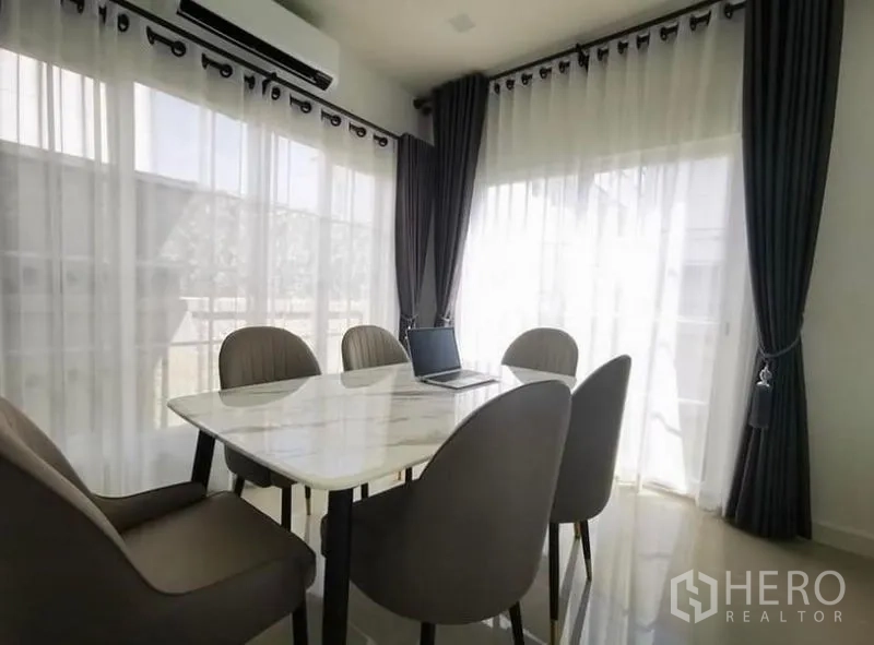 独立式住宅 出租 - 餐区，大理石纹餐桌与四把椅子临窗摆放。