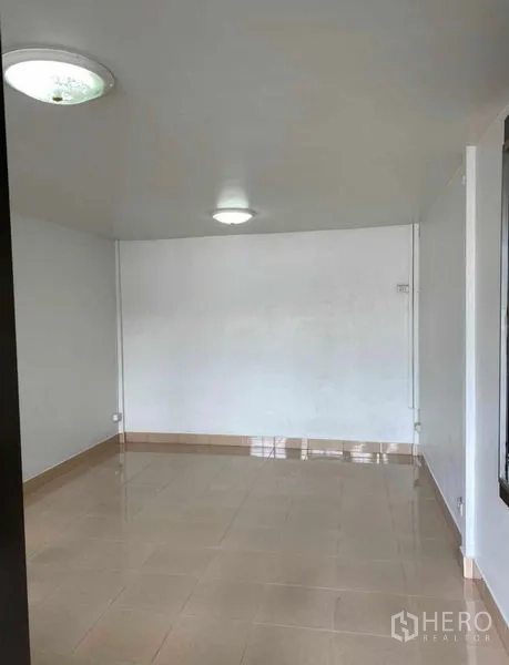 货栈 出租在Bang Khen, Bangkok - 小型办公房，浅色地砖，白墙与吊灯