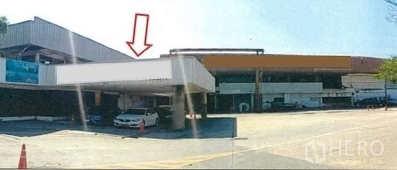 Warehouse for rent in Phra Pradaeng, Samut Prakan - Exterior of a large industrial warehouse complex with a covered loading bay, parking and wide driveway in Phra Pradaeng.