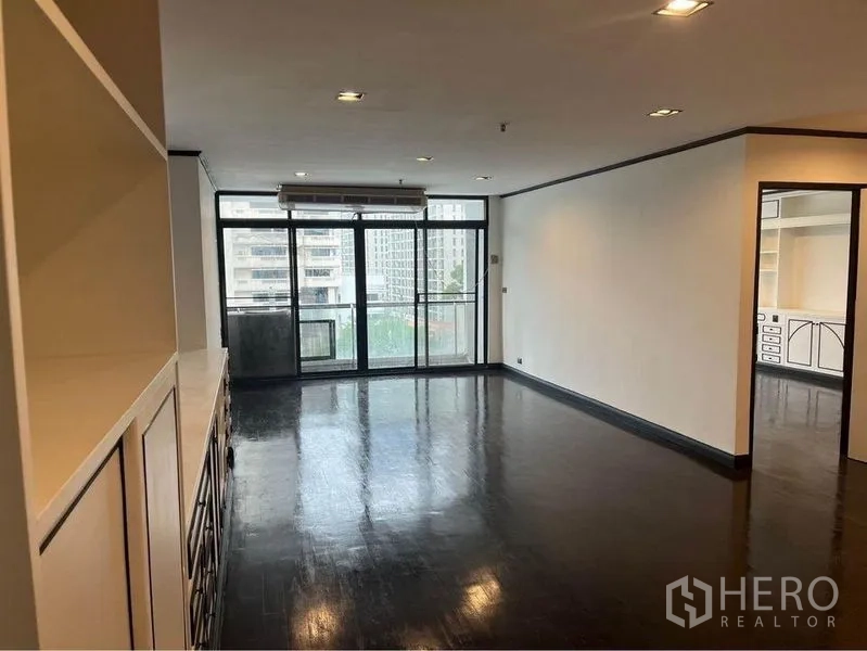 คอนโด ให้เช่าหรือขายในWatthana, Bangkok - ห้องนั่งเล่นกว้างเชื่อมออกระเบียง และทางเข้าห้องนอนแยก