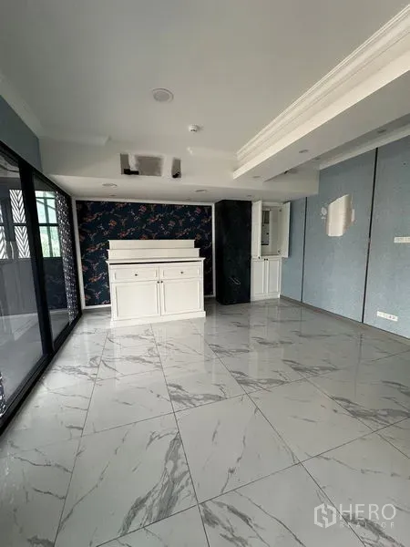 零售空间 出租在Bang Na, Bangkok - 开放式区域配白色前台、大片窗面与高光地砖，适合接待与陈列。