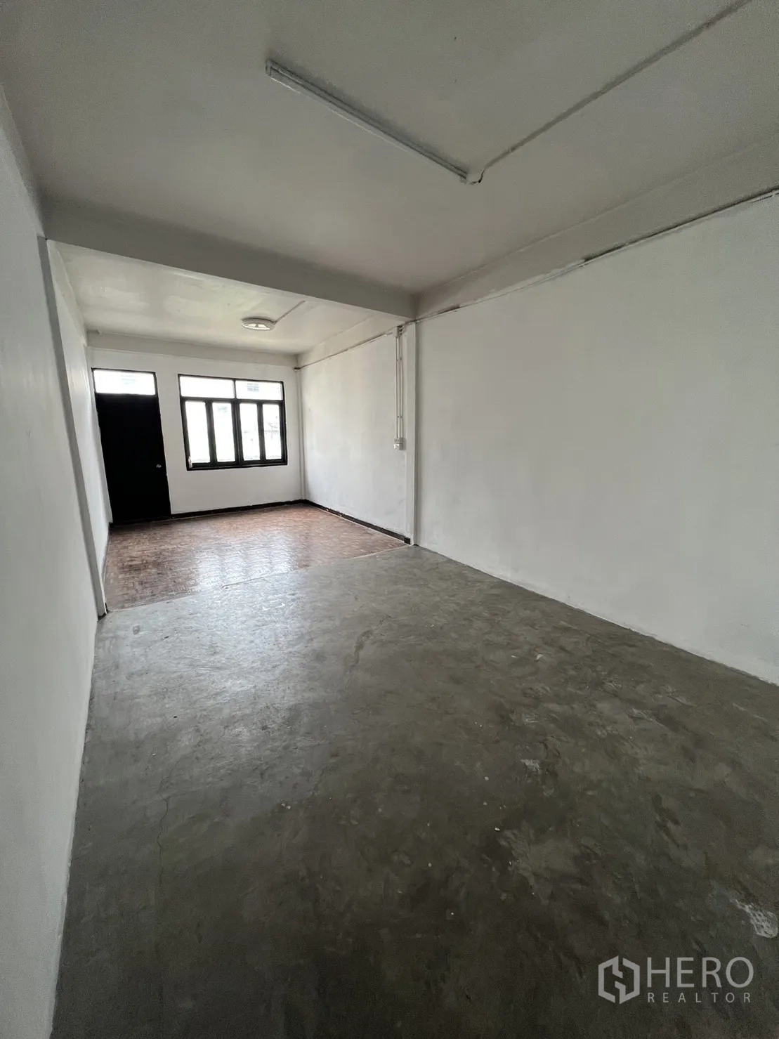 店屋 出租在Watthana, Bangkok - 采光房，水泥地面，通向带窗区域。