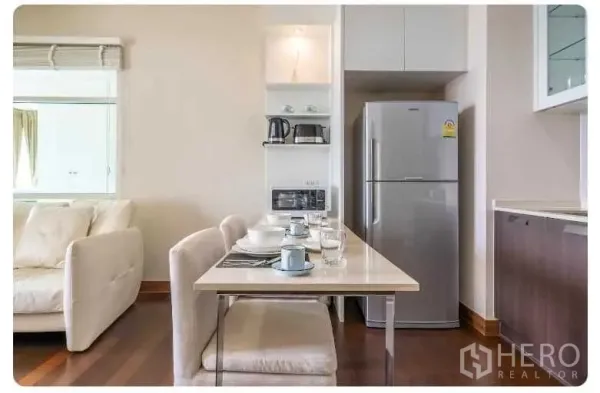 公寓 出售在Watthana, Bangkok - 餐桌区毗邻紧凑厨房，配冰箱和微波炉及开放式隔板