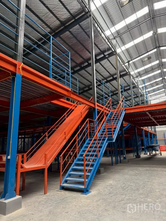 货栈 出租在Krathum Baen, Samut Sakhon - 通往夹层的钢楼梯和滑槽