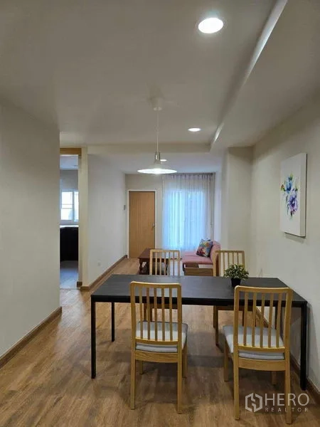 ทาวน์เฮาส์ ให้เช่าในBang Na, Bangkok - พื้นที่รับประทานอาหาร โต๊ะสี่ที่นั่ง ใต้โคมไฟแขวน ข้างผ้าม่านโปร่ง