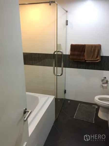 公寓 出租或出售在Sathon, Bangkok - 卫浴配备独立玻璃淋浴间与标准浴缸，干湿分离。