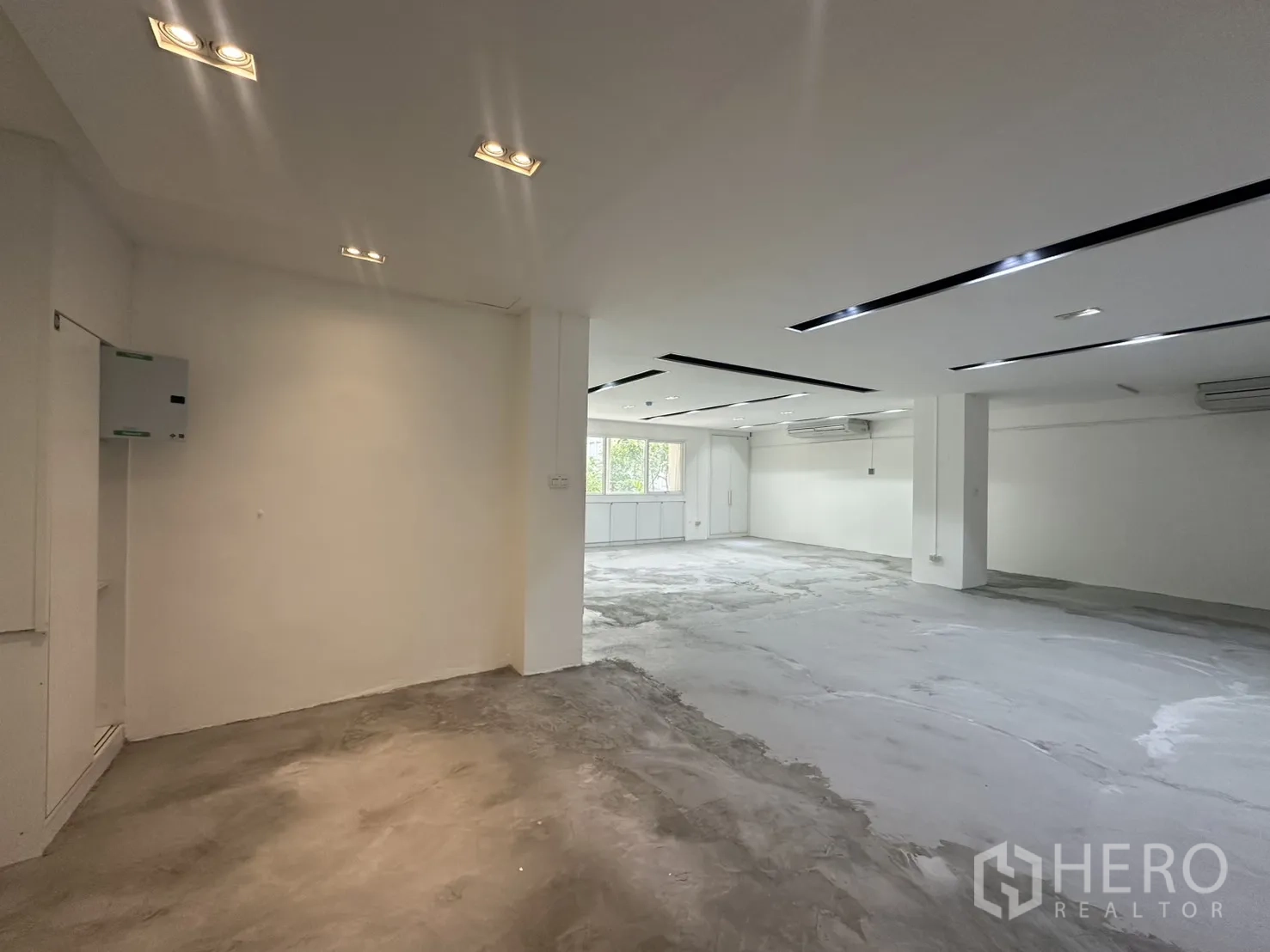 ออฟฟิศ for rent in Pathum Wan, Bangkok - มุมห้องพร้อมตู้ยูทิลิตีและพื้นที่สำนักงานต่อเนื่อง