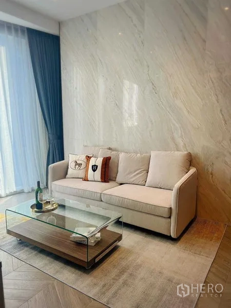 公寓 出租在Khlong Toei, Bangkok - 客厅配米色沙发、大理石质感背景墙与玻璃茶几