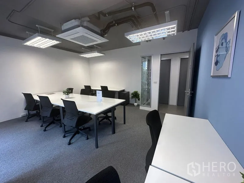 办公空间 出租 - 25平方米精装办公室，8个工位，吊顶嵌入式空调与地毯地面，位于曼谷空堤区。