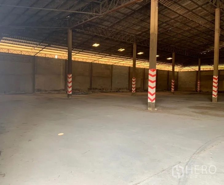 货栈 出租在Mueang Nakhon Pathom, Nakhon Pathom - 仓库内部宽敞，高钢桁架屋顶与混凝土地面