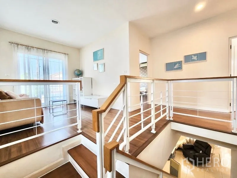 บ้าน ให้เช่าในPrawet, Bangkok - บันไดและโถงชั้นบน ปูพื้นไม้ ราวกันตกสีขาว รับแสงธรรมชาติ