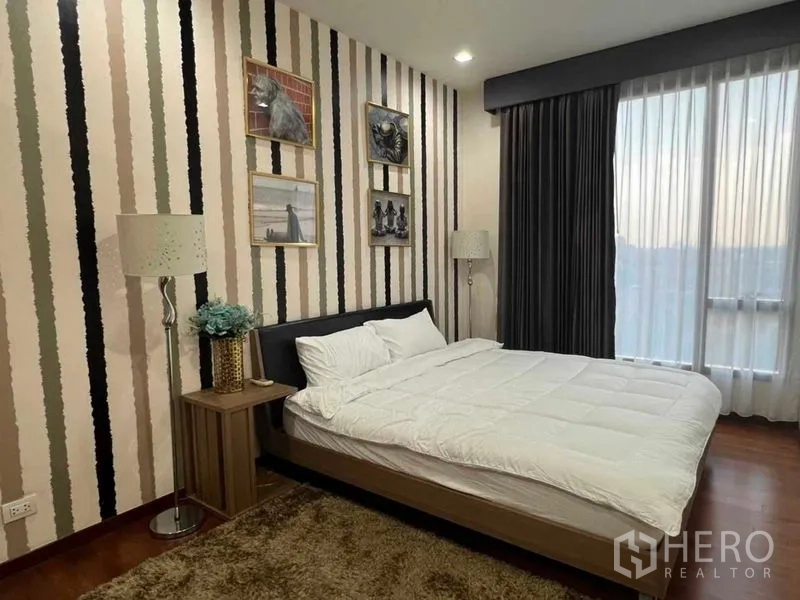 公寓 出租在Watthana, Bangkok - 主卧采光好，落地窗、遮光窗帘与木地板。