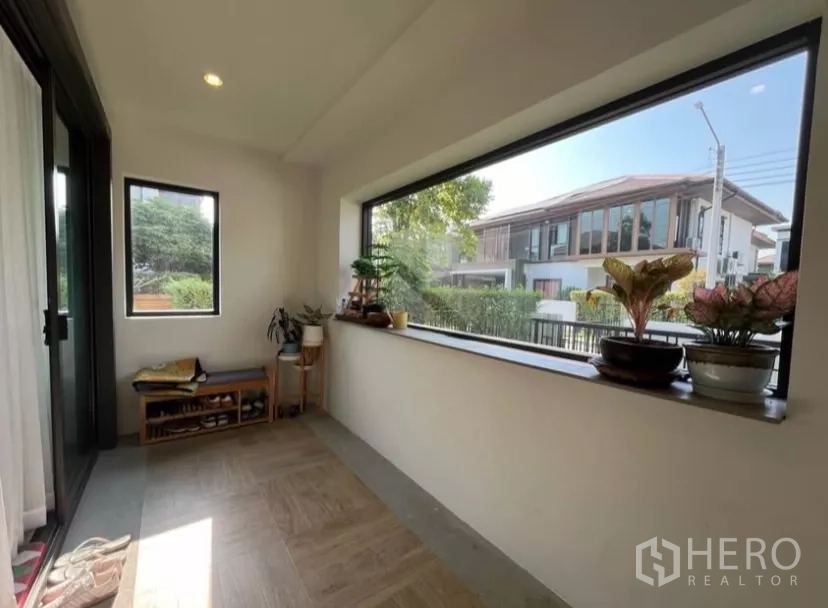 Detached House for rent in Prawet, Bangkok - Multi-purpose sunroom with a large window ledge decorated with indoor plants.
