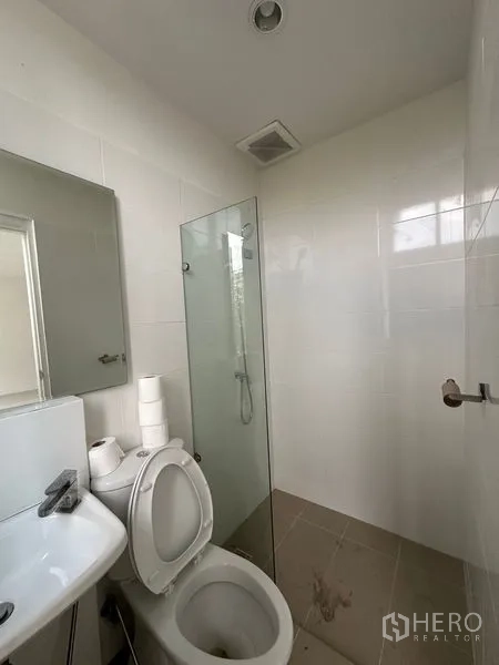 สำนักงานที่บ้าน ให้เช่าในPhra Khanong, Bangkok - ห้องน้ำสะอาด พร้อมฝักบัวกั้นกระจก โถสุขภัณฑ์ และอ่างล้างมือ