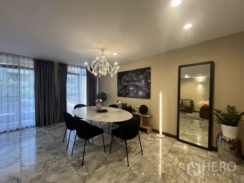 ทาวน์เฮาส์ ให้เช่าหรือขายในSuan Luang, Bangkok - มุมรับประทานอาหาร โต๊ะกลมหน้าไม้/หิน โคมระย้า และภาพศิลป์ผนัง