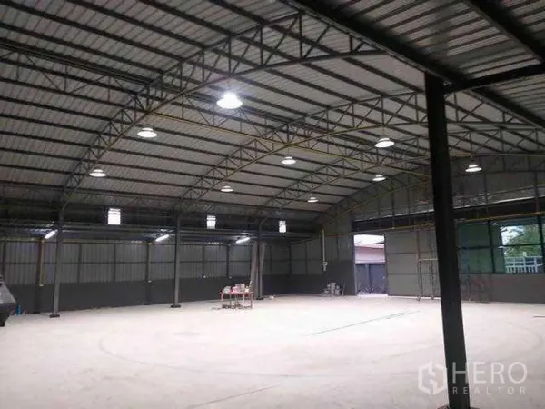 货栈 出租在Khlong Sam Wa, Bangkok - 钢桁架屋顶、宽大工业门与通透照明的开放式仓储区。