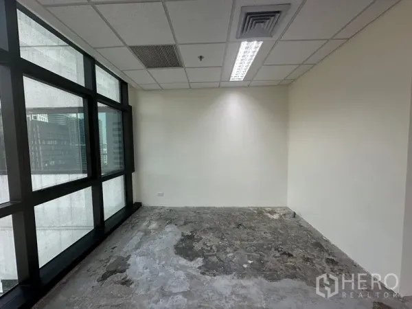 办公空间 出租在Bang Rak, Bangkok - 小型独立房间，大窗与白墙，水泥地面待装修。